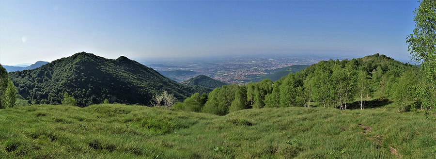 Scendendo dalla Corna Bianca con vista a dx del Costone (1995 m) a dx e del Podona (1228 m) a sx